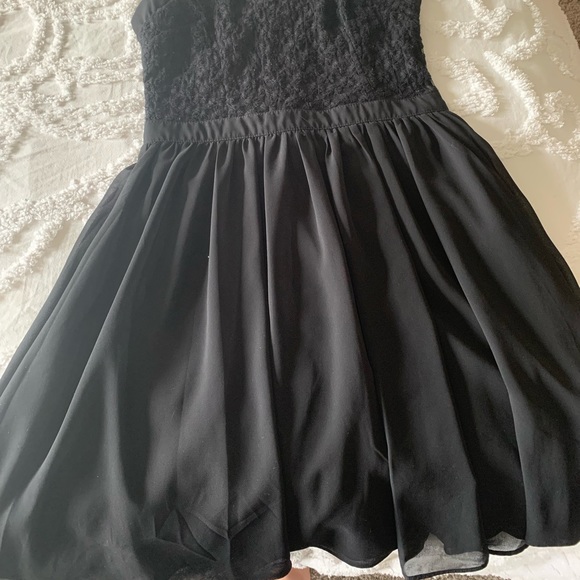 Black dress, girls size small, flowy bottom, good for formal function - Picture 3 of 3